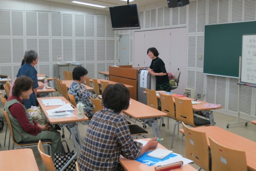 １回目の講座でストーリーの立て方を指導する永田教授