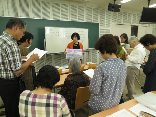 ２回目の講座で絵本を紹介する永田教授