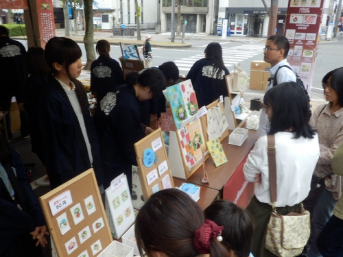 毎年ちま吉グッズを楽しみにやってくるお客さんで１６：００のオープンから大繁盛です