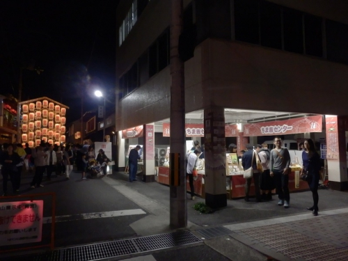 ちま吉センターは龍門滝山（鯉山）の隣です。お囃子が鳴り響きにぎやかです。