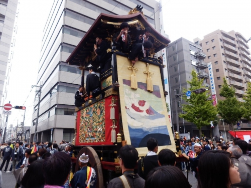 今年の巡行１番籤は「殺生石山」。見送り幕の原画は日本画家小倉遊亀画伯によるもの。