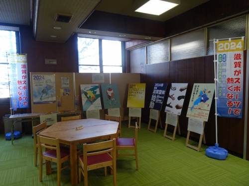 県庁県民サロンで開催されている国体ポスターのファイナリスト展（採用されなかった他の学生クリエーターの作品を含めて展示しています）