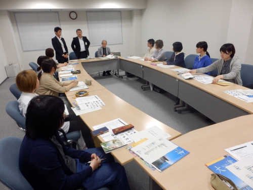 大津市総合計画のロゴデザインの説明を受ける学生たち。5月16日聚英館２階小会議室にて