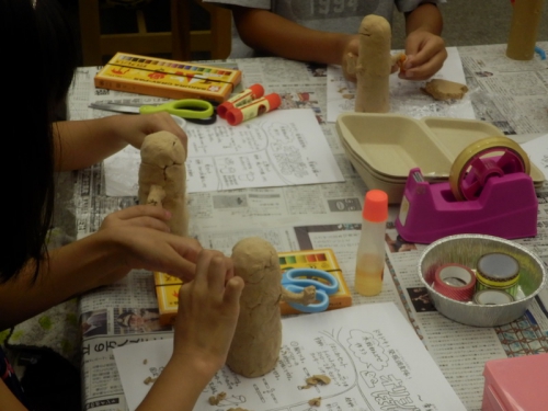 木粉粘土ではにわを作る小学生たち